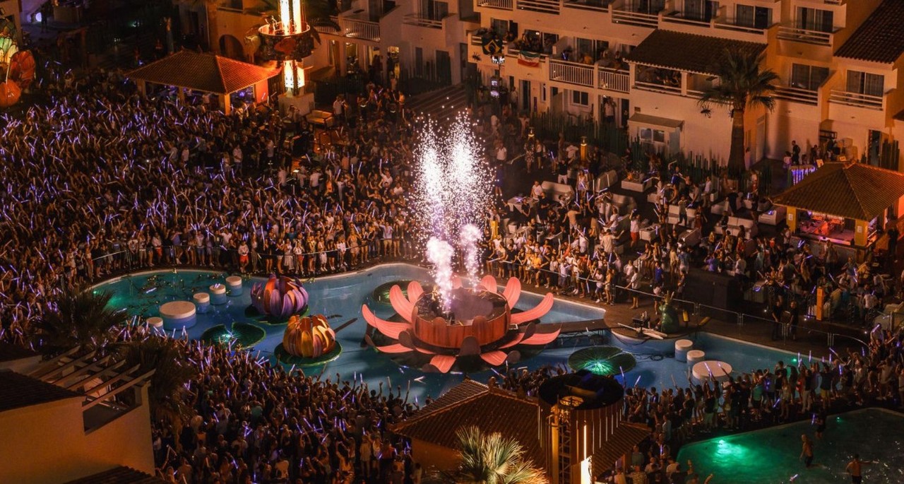 Fiesta de noche en Ibiza